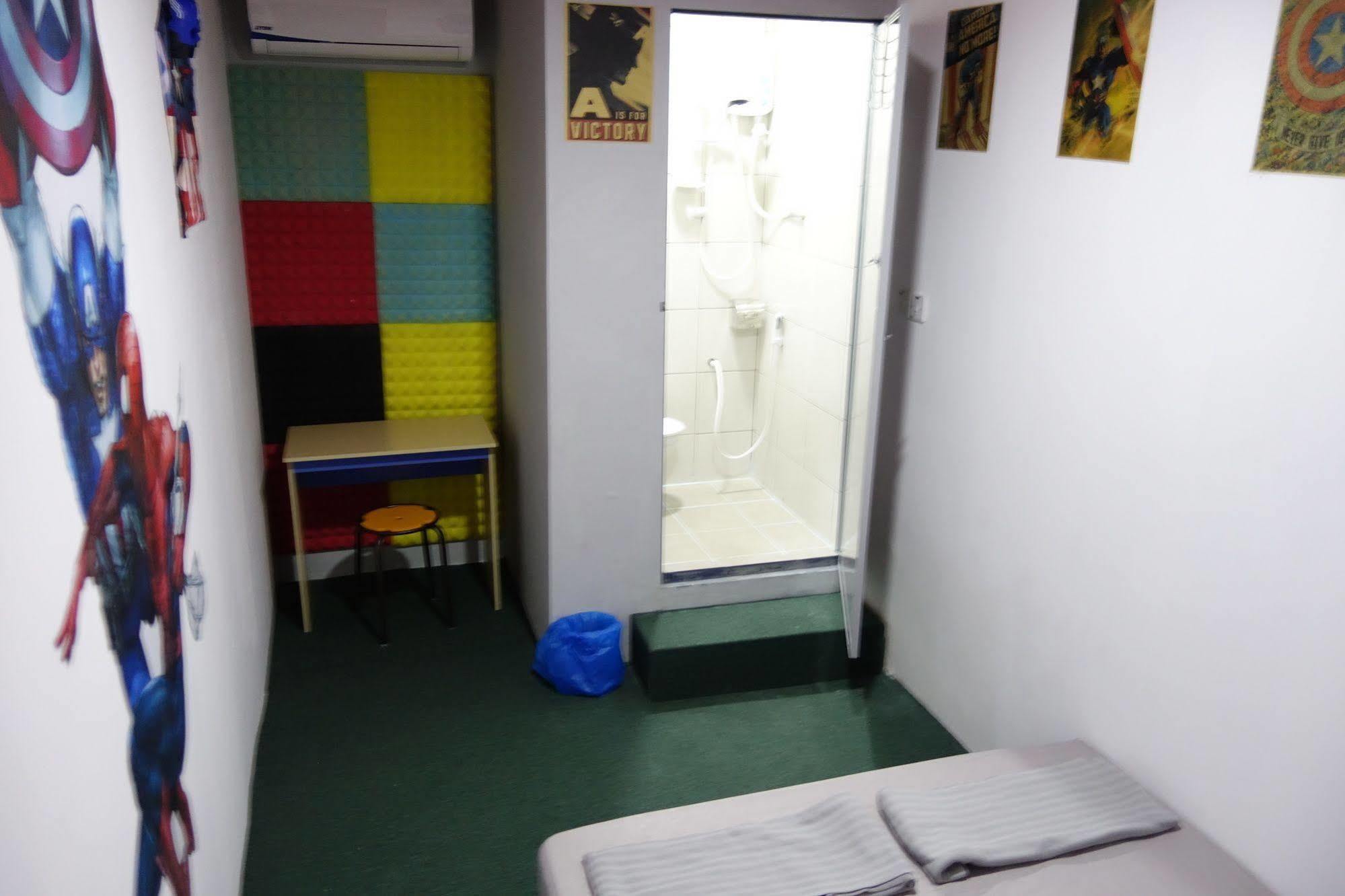 Hero Hostel Kuching Exterior photo